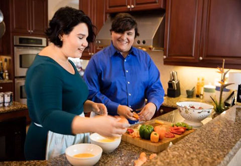Participants in the Therapeutic Carbohydrate reduction (TCR) Aspire program prepare a meal to use nutrition to control metabolic health conditions. 